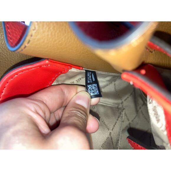 MICHAEL KORS LARGE RED PEBBLED LEATHER CROSSBODY BAG - Picture 13 of 15